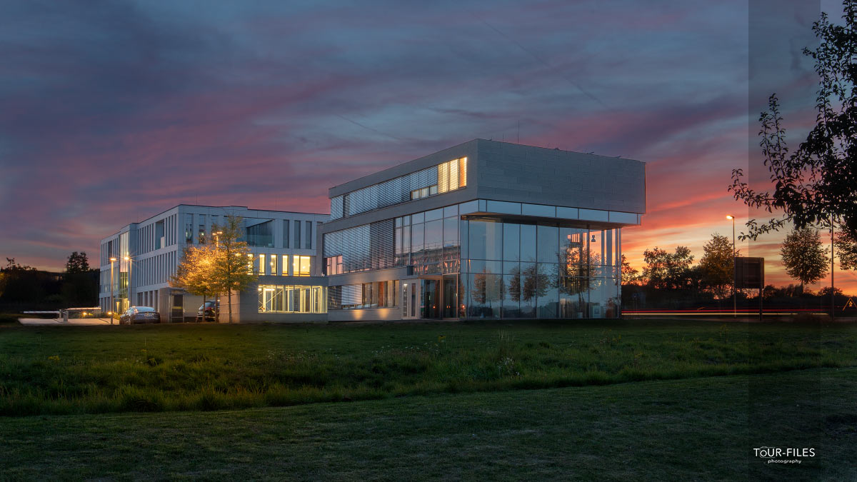 Archtikturfoto mit dramatischem Himmel