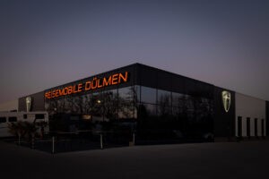 Foto eines Autohauses in Dülmen bei Sonnenuntergang