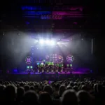 Greenbeats Konzert Foto. Große Halle. Viele Menschen