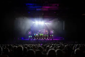 Greenbeats Konzert Foto. Große Halle. Viele Menschen